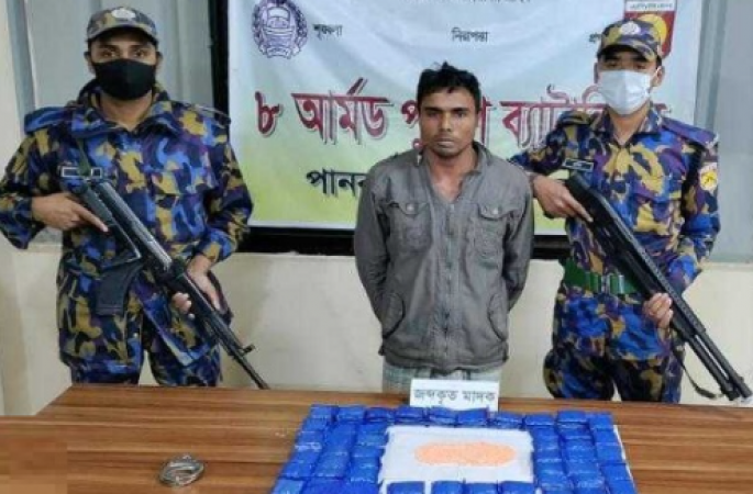 রোহিঙ্গা ক্যাম্প থেকে মাদক অ্যামফিটামিনসহ আটক ১